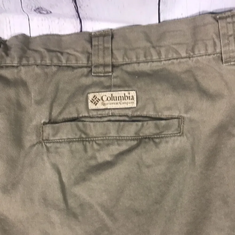 Columbia Pleated cotton Shorts size 42 EUC 8” inseam